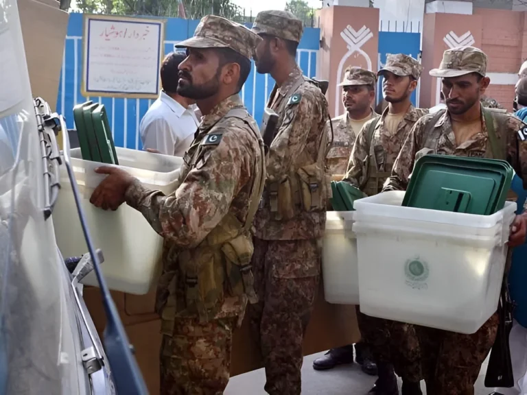 آرمی جوانوں نے آر او آفس کا کنٹرول سنبھال لیا