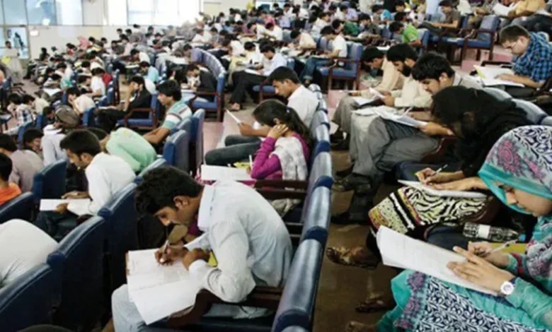 پاکستان میں سرکاری نوکریوں میں شدید مقابلہ