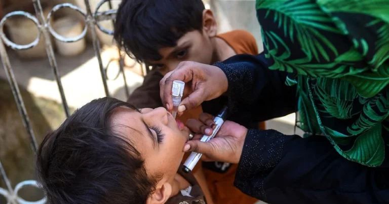 جنگ زدہ افغانستان پولیو  کی جنگ میں پاکستان سے بہتر پوزیشن میں