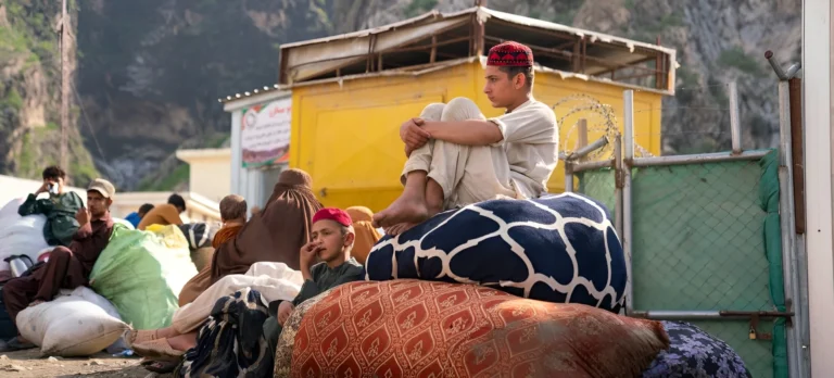افغان پناہ گزینوں کی واپسی کی ڈیڈ لائن، مہاجرین کو کیا مسائل درپیش ، مستقبل کیا ہوگا؟