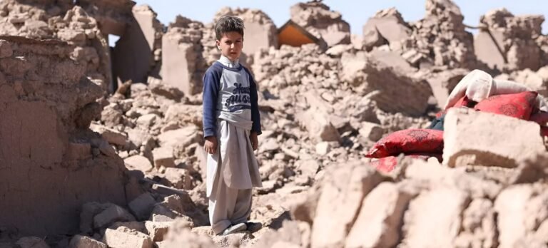 رات گئے افغانستان میں زلزلہ؛ 800 سے زائد اموات، قیامت صغریٰ کے مناظر