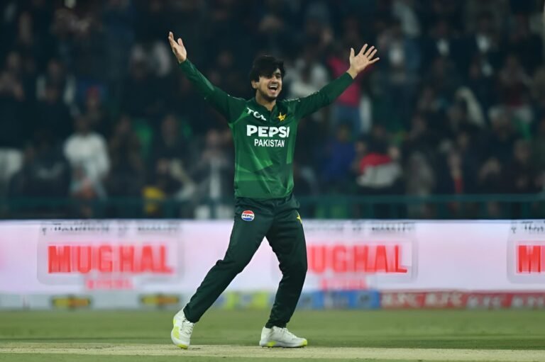 بابر کے شاندر کیچز، صائم کی آل راؤنڈ پرفارمنس؛ پہلے ٹونٹی میں آسٹریلیا کو  شکست