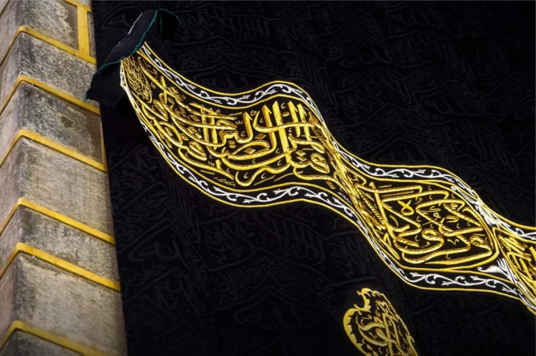 غلاف کعبہ کے ٹکڑے جیفری ایپسٹین کے گھر کیسے پہنچے؟