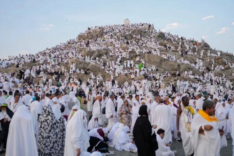 یوم عرفہ: آنسوؤں، دعاؤں اور رب کی بے پناہ رحمت کا دن