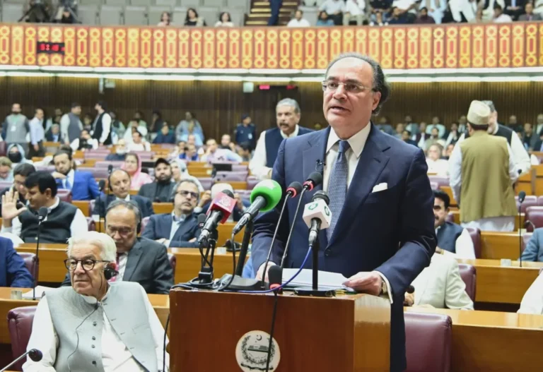 وفاقی بجٹ 27-2026 میں‌سرکاری ملازمین کی تنخواہوں‌اور پنشن میں‌ 7 فیصد اضافے کی تجویز