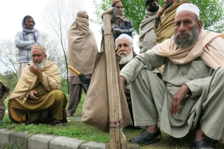 8 ہزار 483 روپے کی "امیری”: غربت مٹانے کا سرکاری مذاق اور زمینی حقائق
