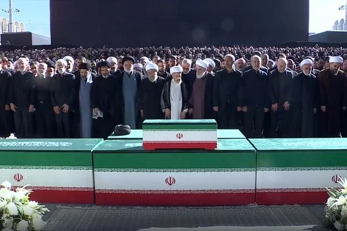 ایران نے خامنہ ای کے جنازے میں قرآن کے ذریعے کیا پیغام دیا؟