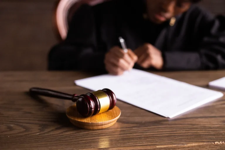 پاکستانی نژاد وکیل کا لندن میں‌ امام مسجد کے خاندان سے ہزاروں  پاؤنڈ فراڈ