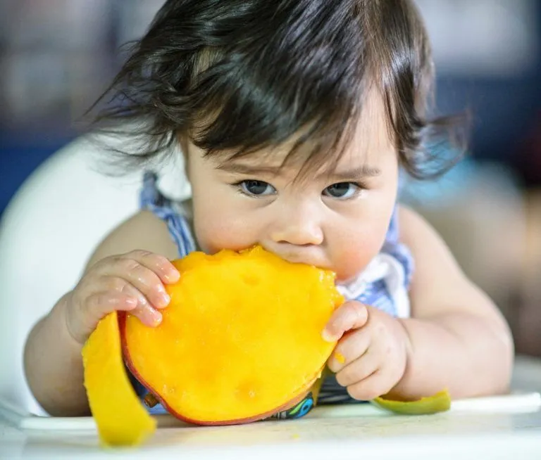 تمیز کے ساتھ آم کھانا مشکل کیوں‌ہوتا ہے؟