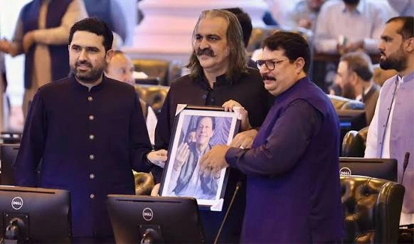 عمران خان کا سہیل آفریدی کے خلاف عدم اعتماد کا فیصلہ